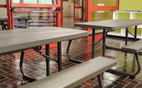 Alla scuola di Paina tavoli e banchi da esterno,  in ricordo  dell’amata prof