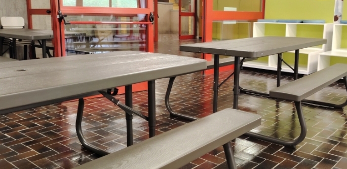 Alla scuola di Paina tavoli e banchi da esterno,  in ricordo  dell’amata prof