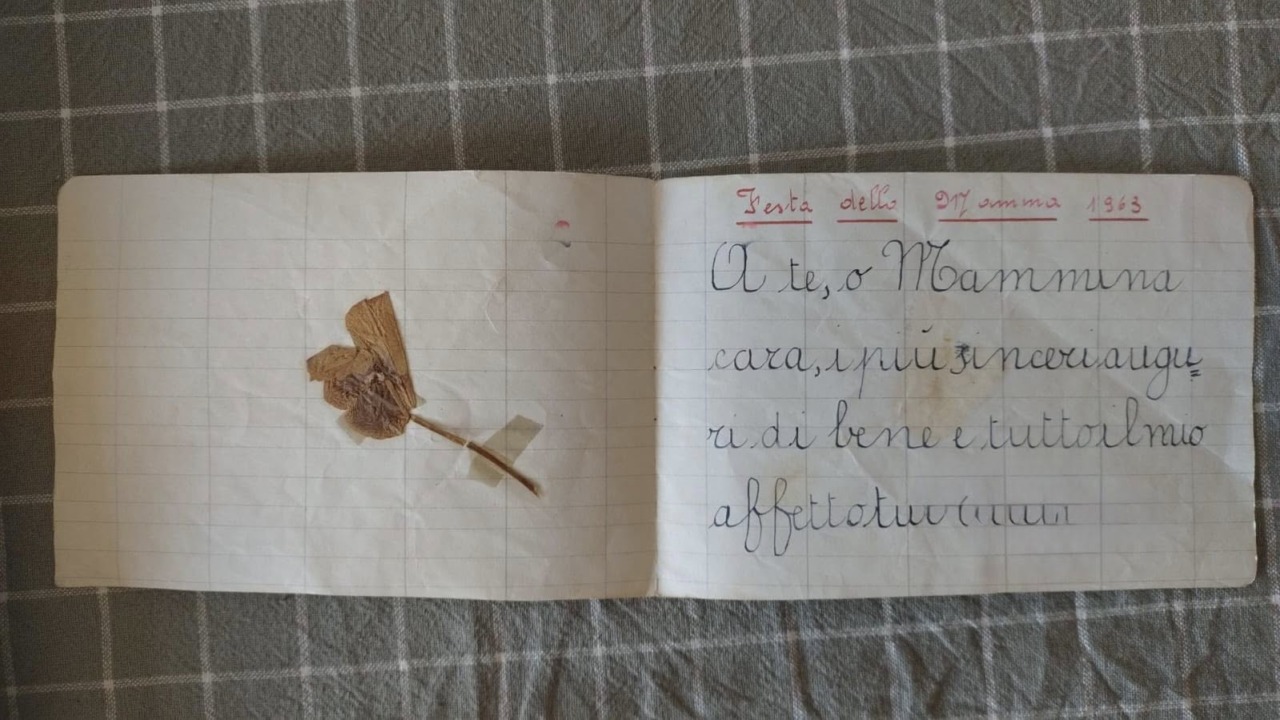 Il dolcissimo messaggio per la mamma scritto nel 1963 ritrovato per strada: il Comune cerca il proprietario