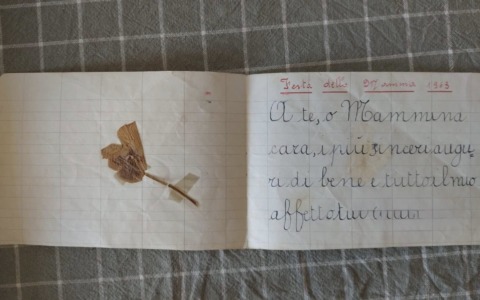 Il dolcissimo messaggio per la mamma scritto nel 1963 ritrovato per strada: il Comune cerca il proprietario