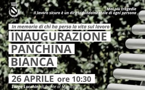 Una panchina bianca in memoria delle vittime sul lavoro