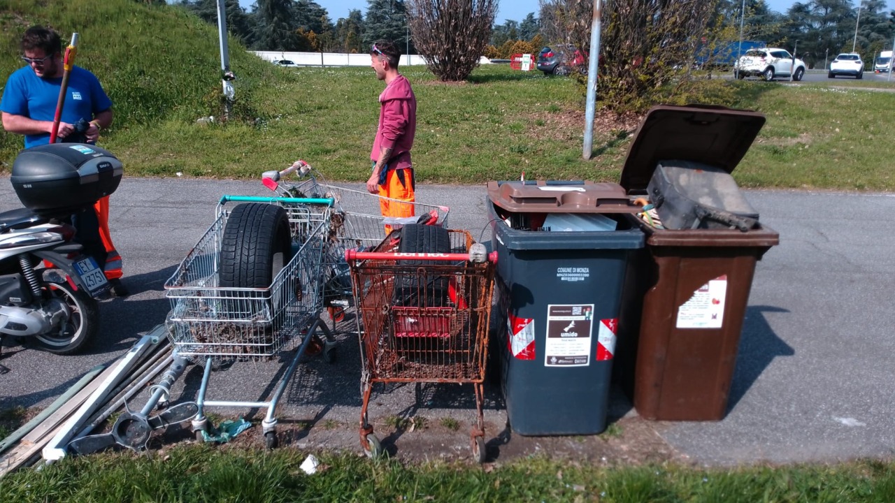 Pulizia straordinaria del Canale Villoresi: trovati carrelli e pneumatici