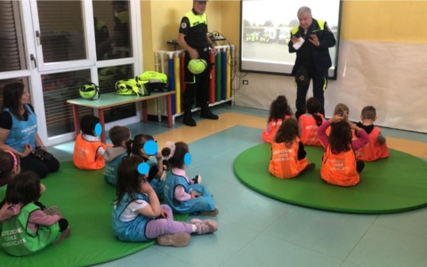 Alle scuole Rodari e Ponti l’evacuazione si impara giocando al circo