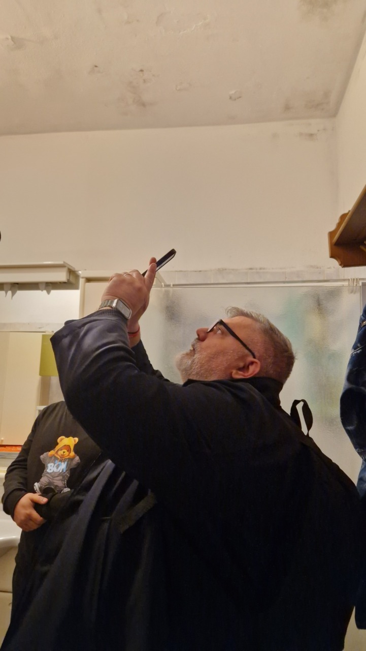 Sindaco “ispettore” nelle case Aler, taccuino e foto per denunciare il degrado