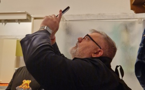 Sindaco “ispettore” nelle case Aler, taccuino e foto per denunciare il degrado