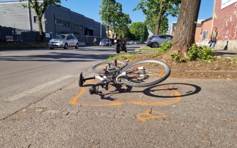 Violento scontro in via Belvedere: moto travolge ciclista, 27enne in ospedale
