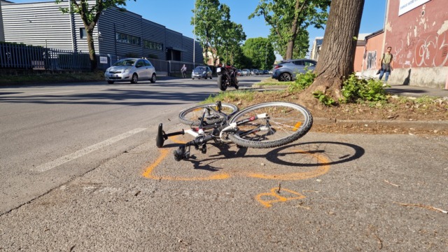 Violento scontro in via Belvedere: moto travolge ciclista, 27enne in ospedale