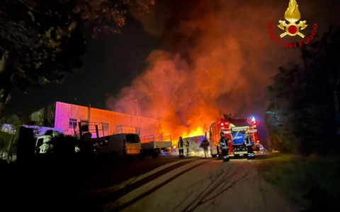 Incendio nei pressi di un capannone, distrutte diverse auto