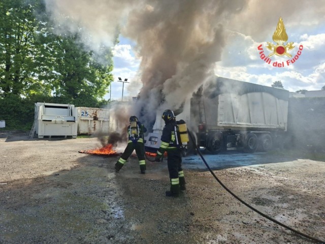 Giussano, incendio autocarro
