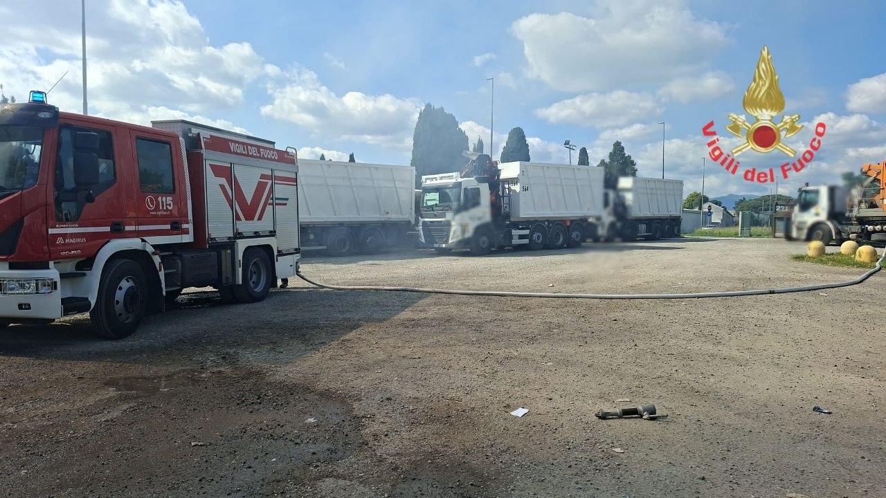 A fuoco un autocarro