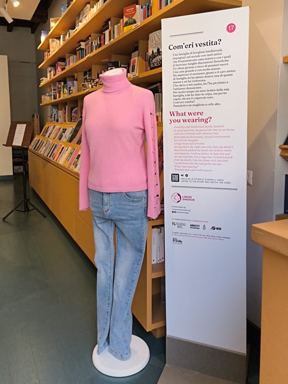 “Com’eri vestita?”, la mostra che rompe i pregiudizi e spezza il silenzio