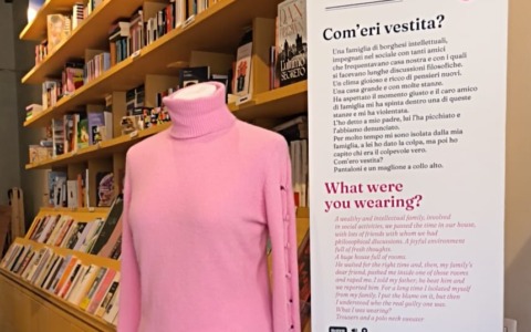 “Com’eri vestita?”, la mostra che rompe i pregiudizi e spezza il silenzio