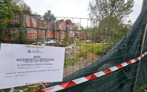 Discarica abusiva sequestrata in centro paese, partono le operazioni di bonifica