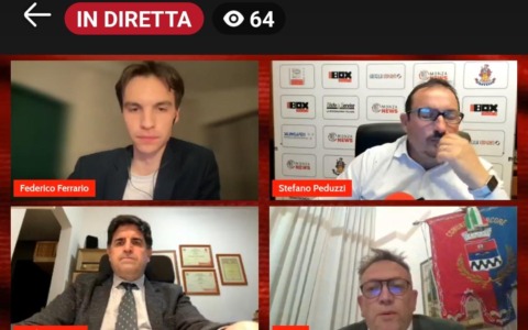 Vicesindaco esce dal Consiglio per motivi personali, poi va in diretta a parlare di calcio