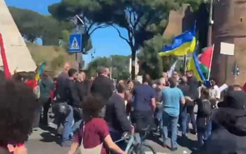 Al corteo del 25 Aprile con la bandiere dell’Ucraina, aggredito da gruppi di sinistra radicale