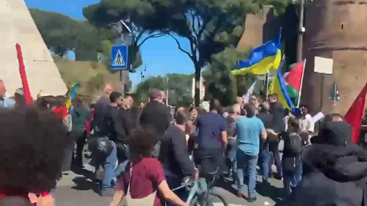 Al corteo del 25 Aprile con la bandiere dell’Ucraina, aggredito da gruppi di sinistra radicale