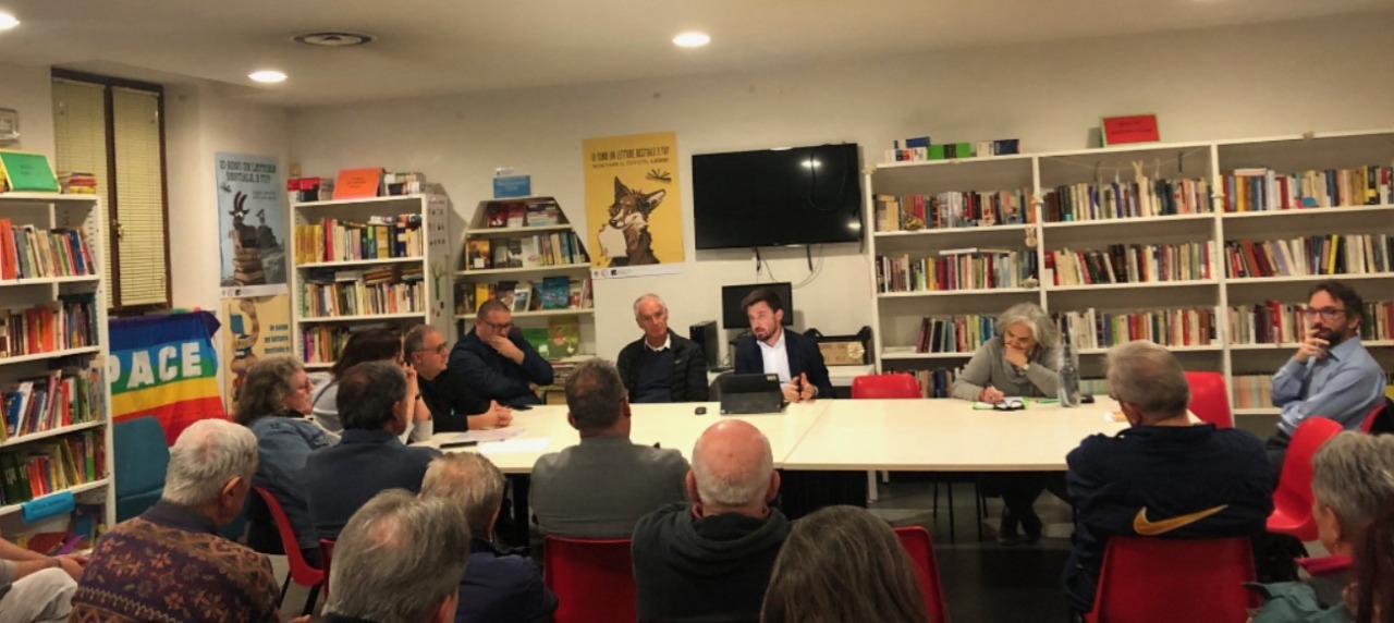 Si amplia l’azienda che produce armamenti: «E meno male che esponete lo striscione della pace…»