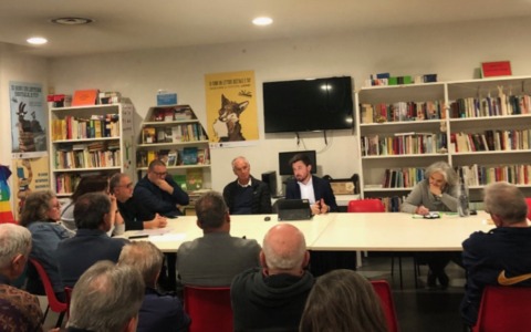 Si amplia l’azienda che produce armamenti: «E meno male che esponete lo striscione della pace…»