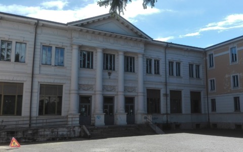 Un teatro da 500 posti nell’ex ospedale o nel cortile di Villa Tittoni