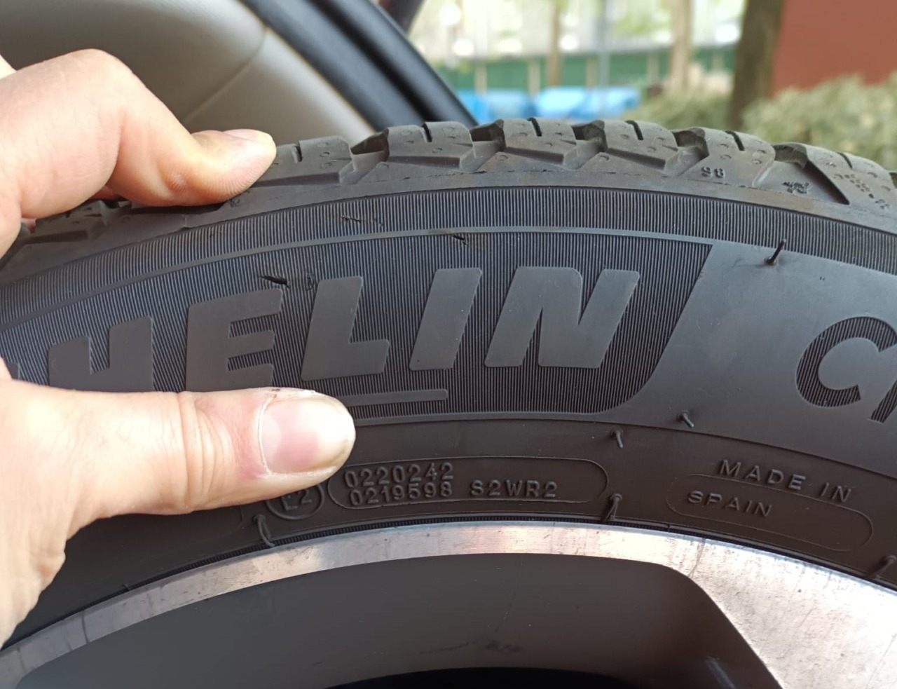 Raid vandalico a Pasquetta, forate le gomme di dieci auto