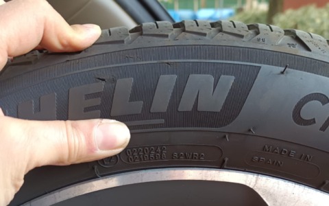 Raid vandalico a Pasquetta, forate le gomme di dieci auto