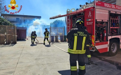In fiamme un  compattatore di rifiuti