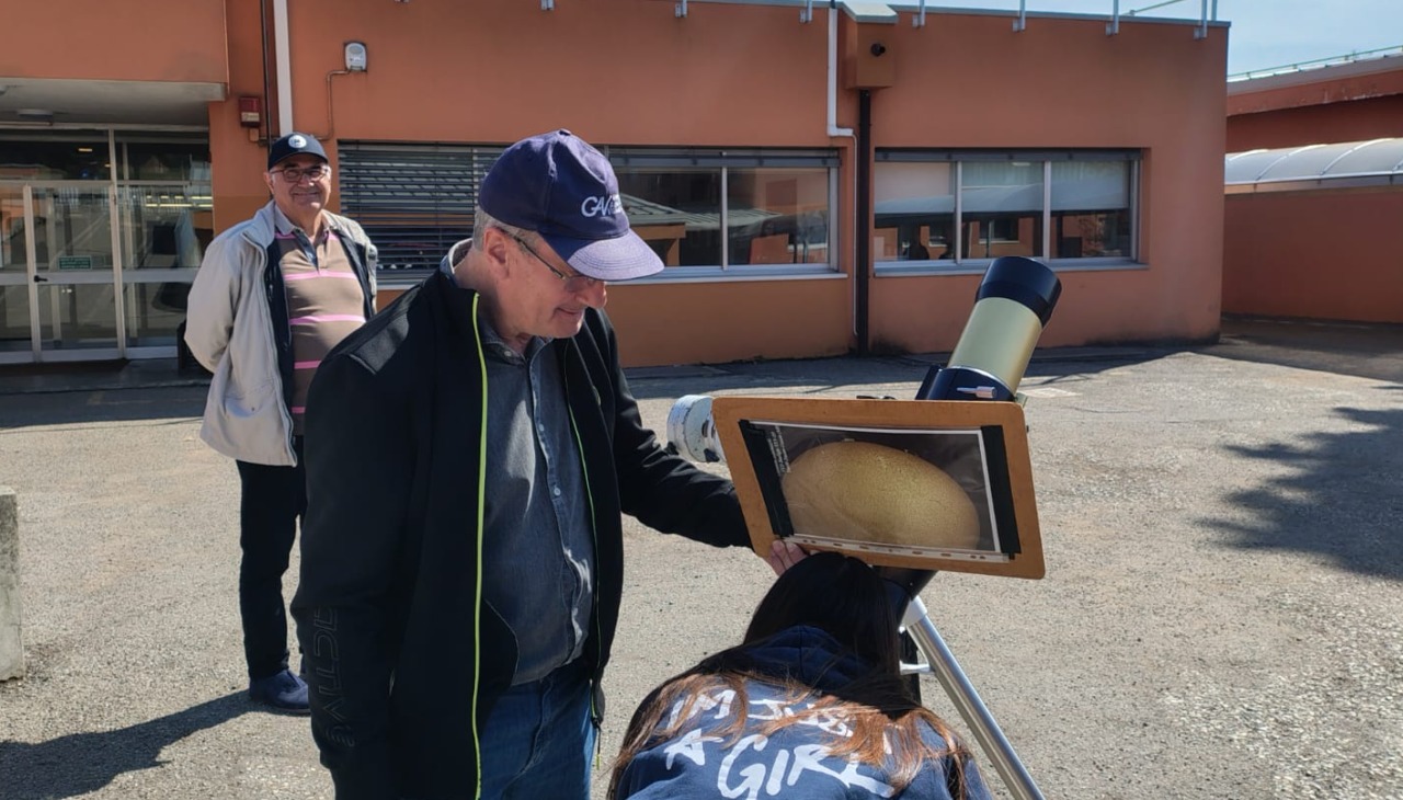 L’istituto comprensivo tra stelle, tecnologia e solidarietà