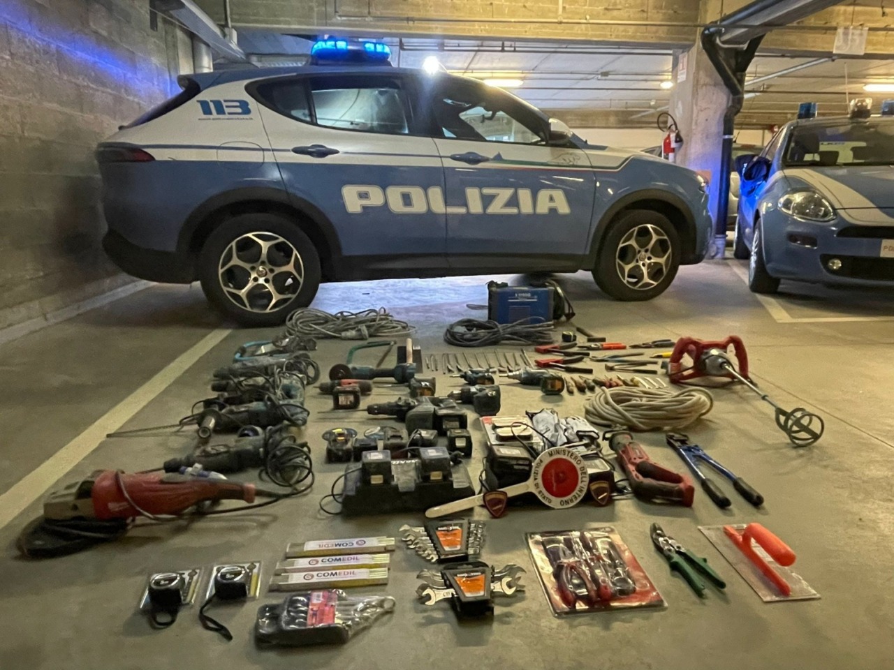 Nel cantiere della scuola ruba attrezzi per 5mila euro: preso