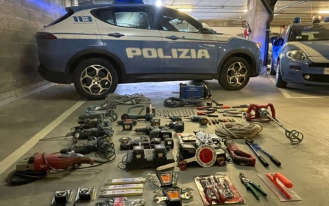 Nel cantiere della scuola ruba attrezzi per 5mila euro: preso
