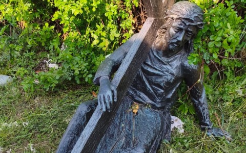 Trovata tra le sterpaglie una statua funeraria rubata al cimitero