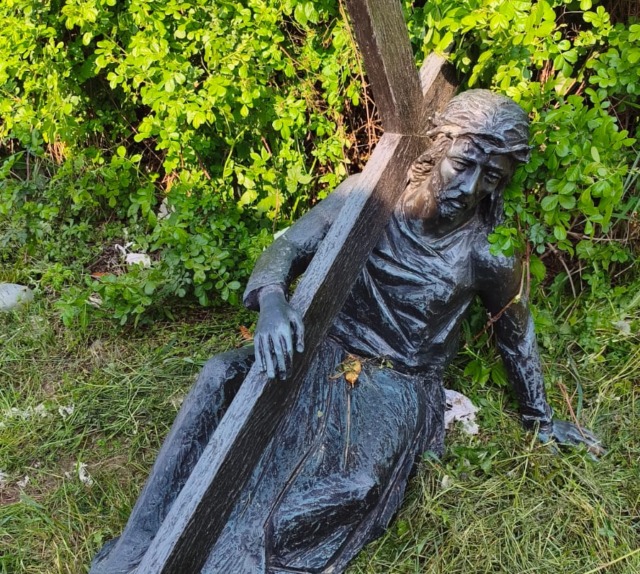 Trovata tra le sterpaglie una statua funeraria rubata al cimitero