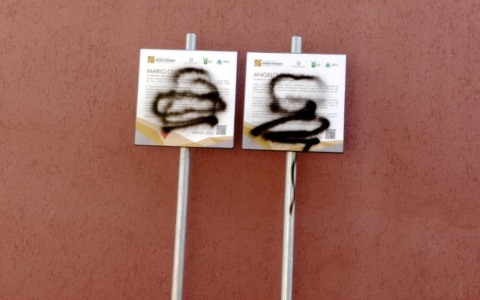 Sfregio alla memoria a pochi giorni dal 25 aprile