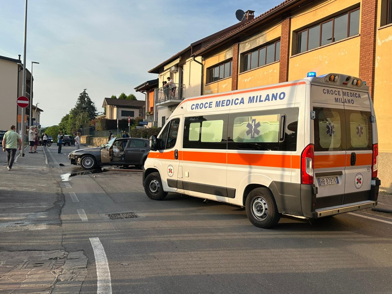 Auto fuori controllo “decolla” sul marciapiede, sfiorata la tragedia