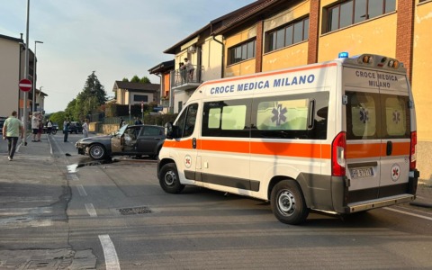 Auto fuori controllo “decolla” sul marciapiede, sfiorata la tragedia