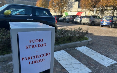 Parcheggio a pagamento a Carate Brianza: «Solo il 14% di utilizzo, il posteggio è un flop»