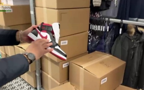 Scarpe Nike contraffatte, smantellata rete internazionale del falso