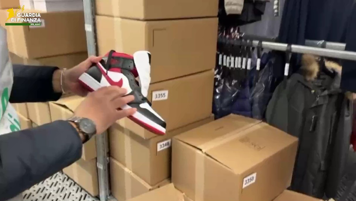 Scarpe Nike contraffatte, smantellata rete internazionale del falso