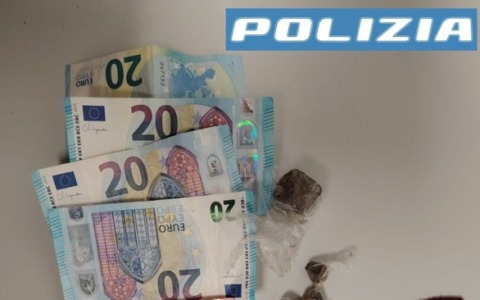 Ossicodone, hashish e contanti: arrestato pusher