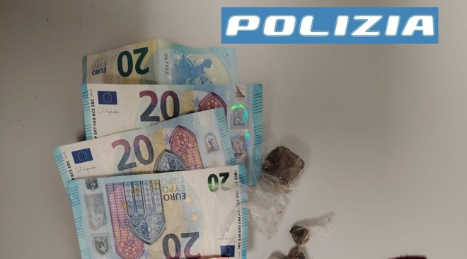 Ossicodone, hashish e contanti: arrestato pusher