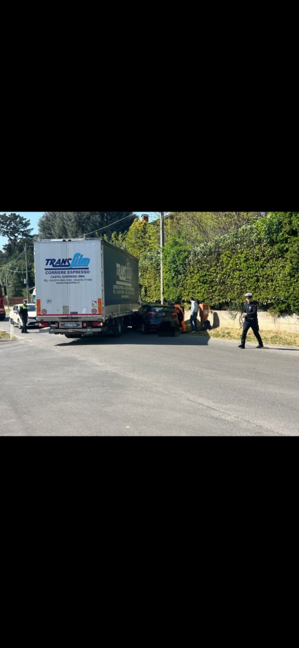 Paura a Lesmo: auto contro un tir in via Ratti, arrivano i Vigili del Fuoco