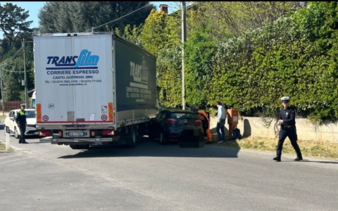 Paura a Lesmo: auto contro un tir in via Ratti, arrivano i Vigili del Fuoco