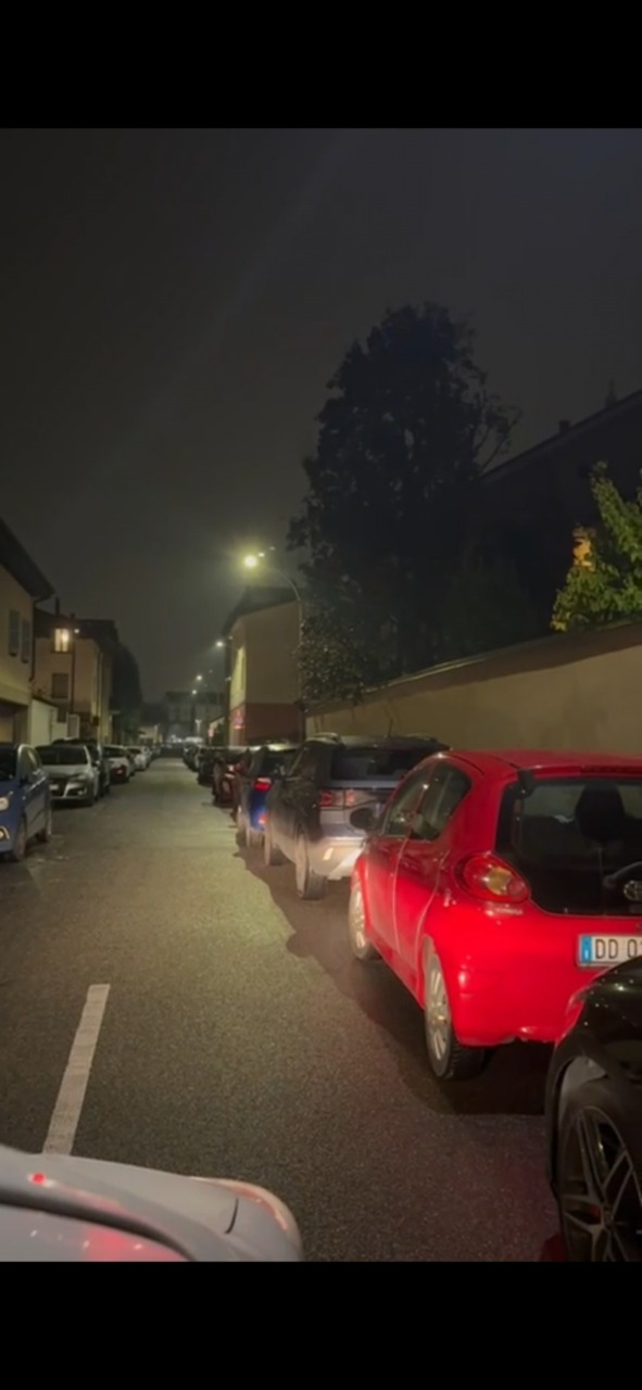 Fiamme nel giardino, ma i pompieri restano bloccati dalla sosta selvaggia