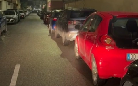 Fiamme nel giardino, ma i pompieri restano bloccati dalla sosta selvaggia