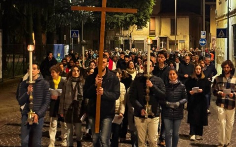 La Via Crucis nei luoghi dell’alluvione: “Una corrente unica d’amore”