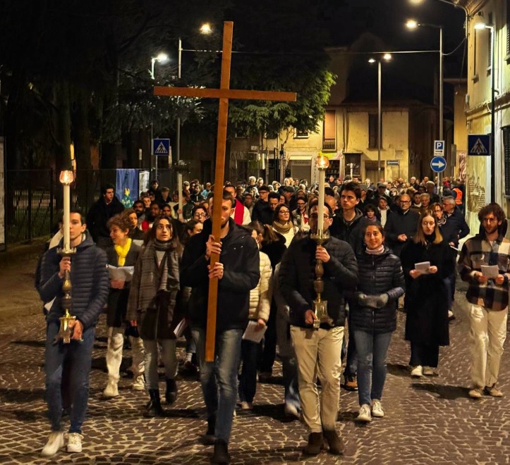 La Via Crucis nei luoghi dell’alluvione: “Una corrente unica d’amore”