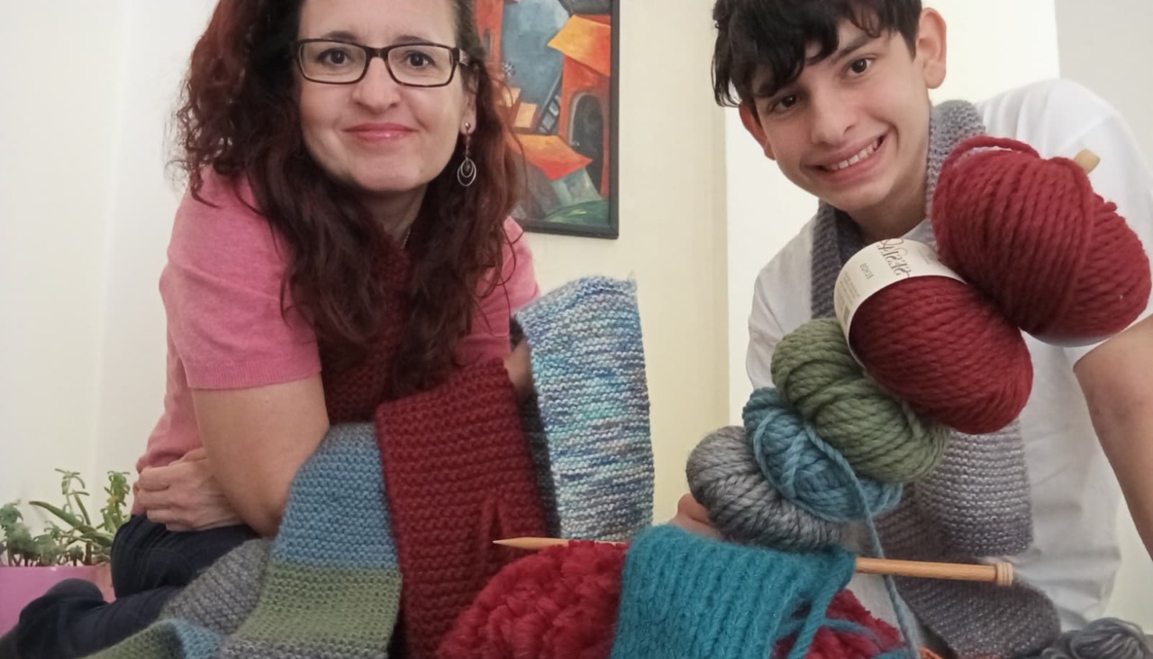 “Macchè cellulare e social, meglio gli amici… e l’uncinetto”