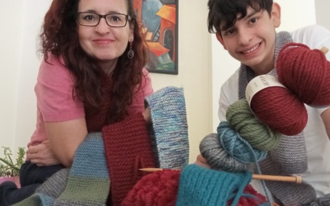 “Macchè cellulare e social, meglio gli amici… e l’uncinetto”