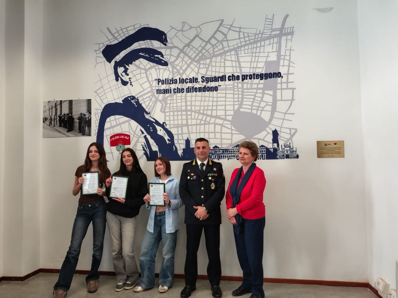 Omaggio alla Polizia Locale: inaugurato il murale realizzato dagli studenti