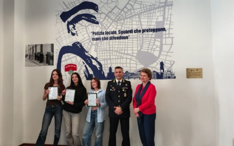 Omaggio alla Polizia Locale: inaugurato il murale realizzato dagli studenti