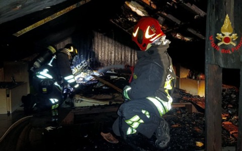 A fuoco il tetto di un’abitazione: Vigili del Fuoco sul posto